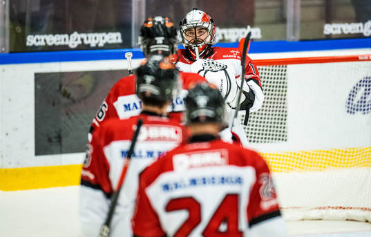 Örebros målvakt Jhonas Enroth jublar