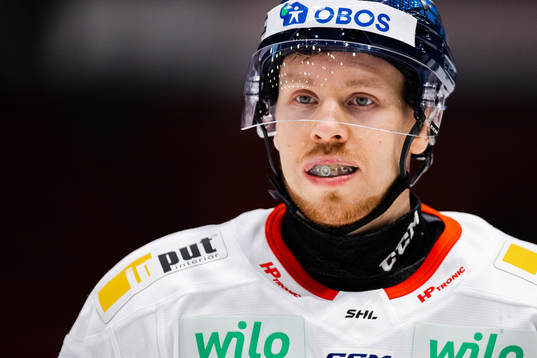 Växjös Kalle Kossila jublar