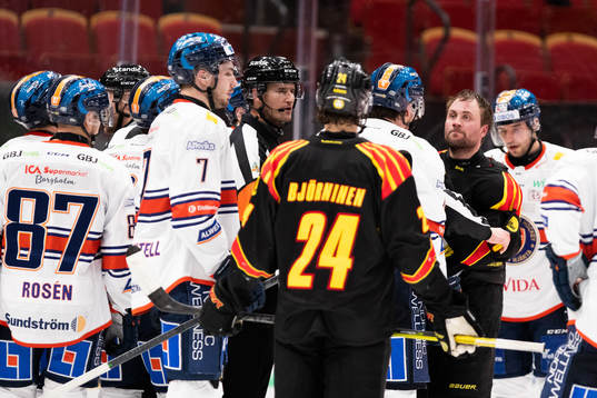 Brynäs Johan Larsson i bråk med Växjös spelare