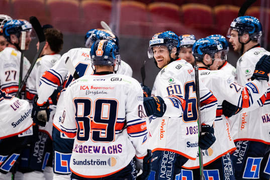 Växjös Erik Josefsson jublar med lagkamrater