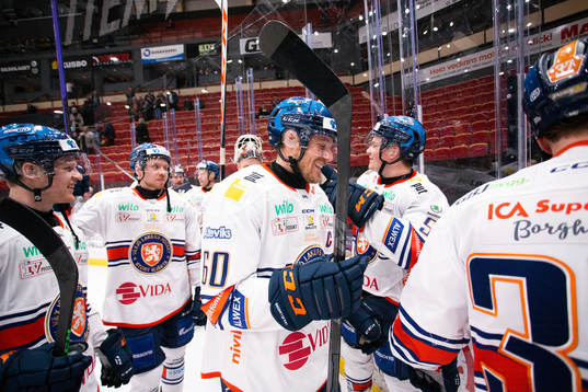 Växjös Erik Josefsson jublar