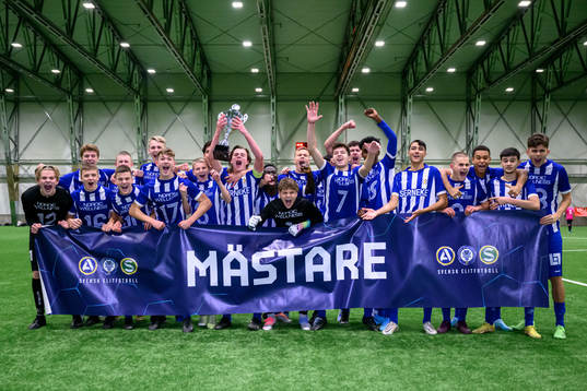 IFK Göteborgs spelare jublar med pokalen
