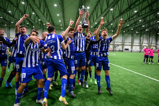 IFK Göteborgs spelare jublar med pokalen