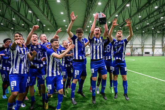 IFK Göteborgs spelare jublar med pokalen