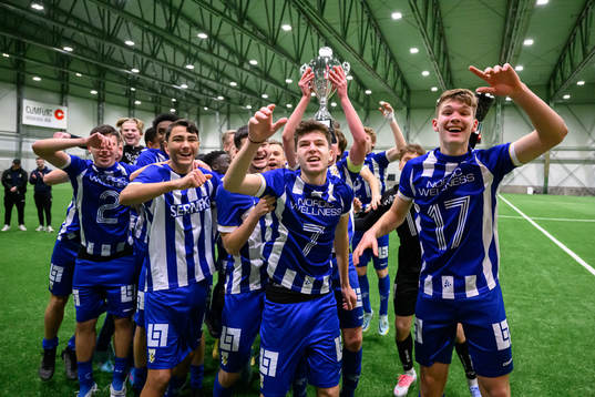 IFK Göteborgs spelare jublar med pokalen
