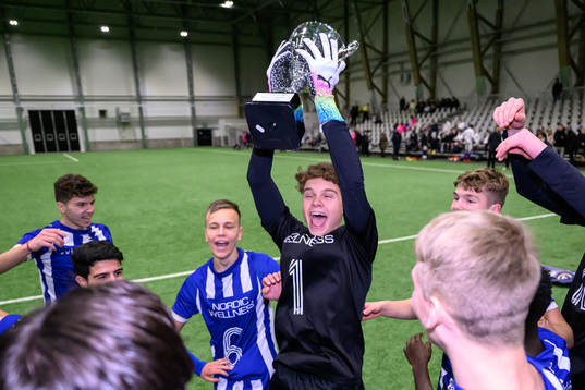 IFK Göteborgs målvakt Linus Dahlgren jublar med pokalen