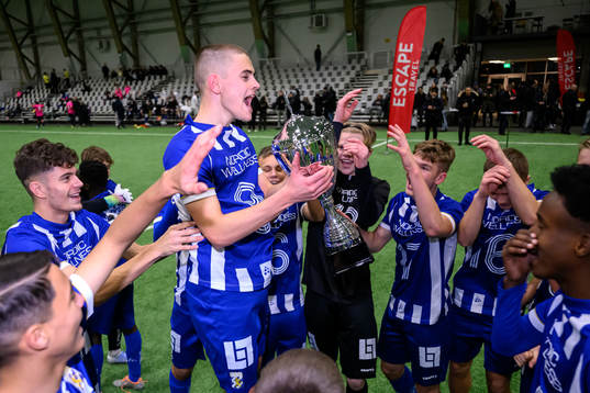 IFK Göteborgs Erik Nilsson jublar med pokalen