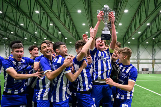 IFK Göteborgs spelare jublar med pokalen