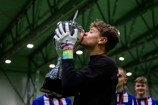 IFK Göteborgs målvakt Linus Dahlgren kysser pokalen