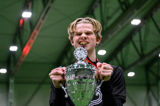 IFK Göteborgs målvakt Viktor Eklund jublar med pokalen
