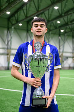 IFK Göteborgs Melvin Koliqi jublar med pokalen