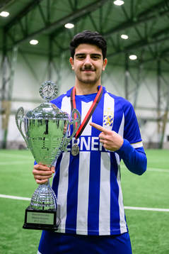 IFK Göteborgs Kevin Yazbek jublar med pokalen