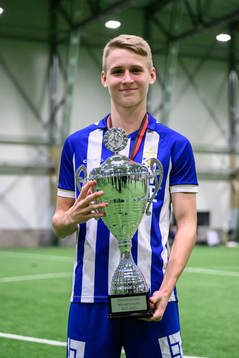 IFK Göteborgs Natanael Lunden jublar med pokalen