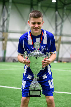 IFK Göteborgs Leo Radakovic jublar med pokalen