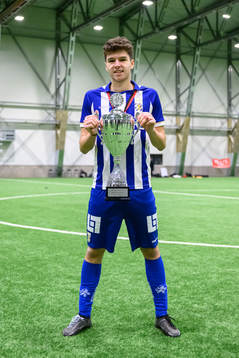IFK Göteborgs Lion Beqiri jublar med pokalen