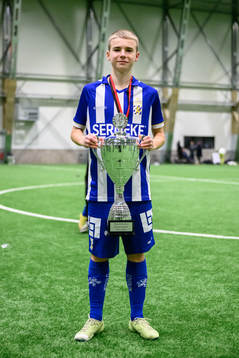 IFK Göteborgs Wilmer Henriksson jublar med pokalen