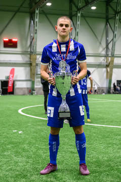 22121 IFK Göteborgs Erik Nilsson jublar med pokalen