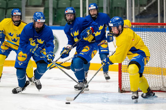 Elin Svensson and Linnéa Andersson of Sweden at a training