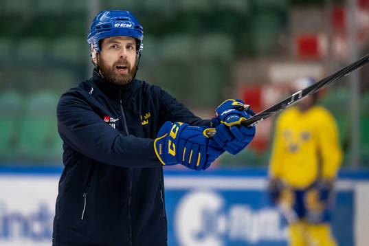 Head coach Ulf Lundberg of Sweden at a training session