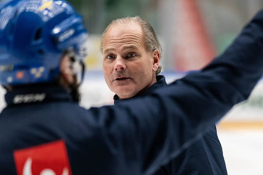 Assistant coach Andreas Spångberg of Sweden at a training