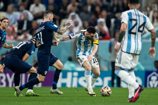 Josko Gvardiol of Croatia and Lionel Messi of Argentina