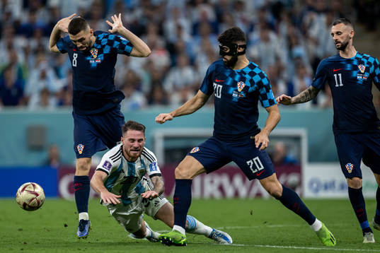 Alexis Mac Allister of Argentina against Mateo Kovacic and