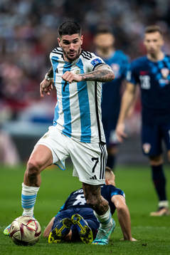 Rodrigo de Paul of Argentina and Mateo Kovacic of Croatia