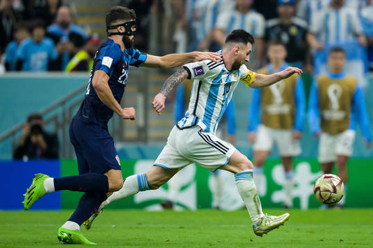 Josko Gvardiol of Croatia and Lionel Messi of Argentina