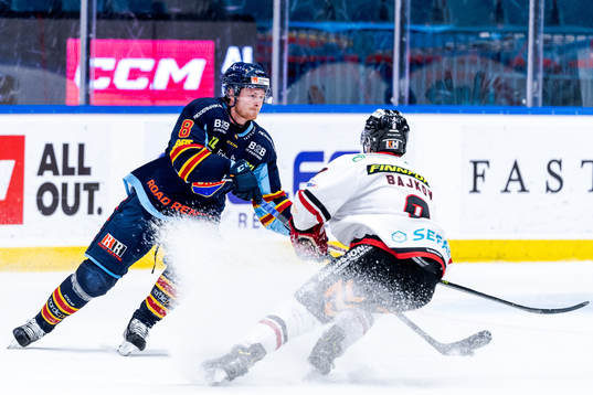 Djurgårdens Linus Arnesson och Vita Hästens Patrick Bajkov