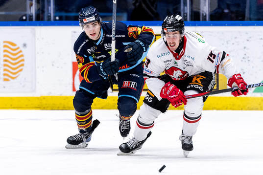 Djurgårdens Liam Öhgren och Vita Hästens Jens Holmström