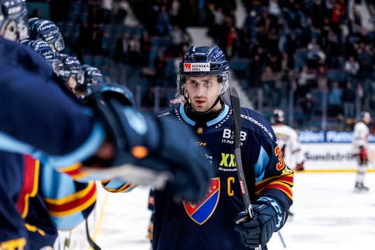 Djurgårdens målskytt Marcus Kruger jublar med laget