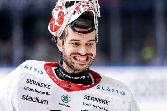 Vita Hästens målvakt Adam Ohre deppar