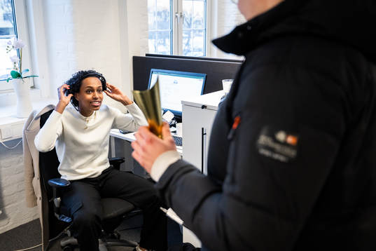 s reporter Nikolaj Jalamaa delar ut Göteborgs Postens pris