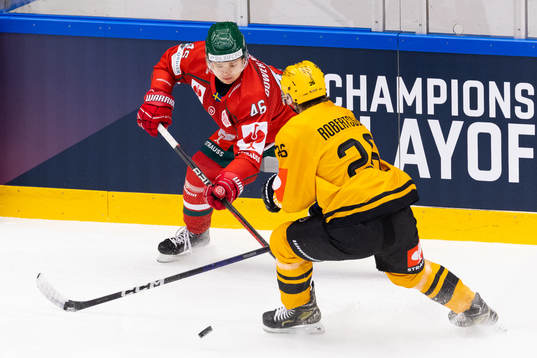 Liam Dower Nilsson of Frölunda and Simon Robertsson of