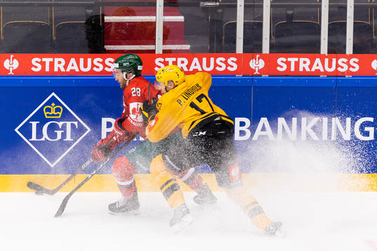 Anthony Greco of Frölunda and Pär Lindholm of Skellefteå