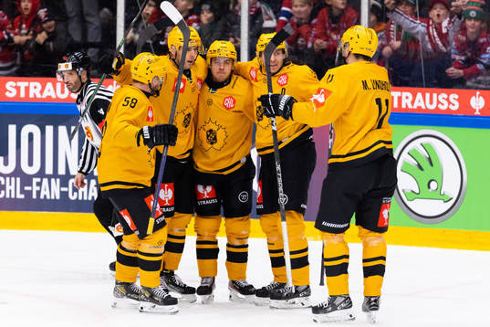 Andreas Wingerli of Skellefteå +celebrates scoring 1-1