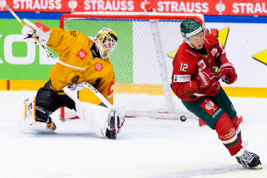 Max Friberg of Frölunda scores