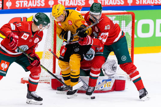 Nicklas Lasu and Petteri Lindbohm of Frölunda against Pär