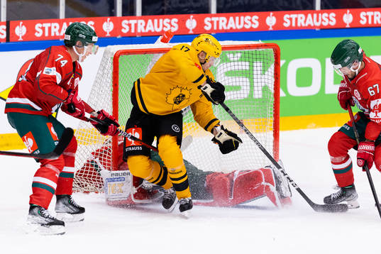 Pär Lindholm of Skellefteå with a scoring chance against