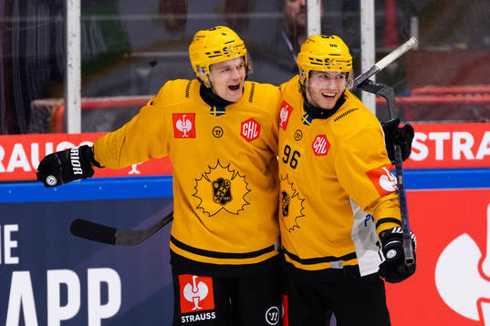 Måns Forsfjäll of Skellefteå celebrates scoring 2-2 with