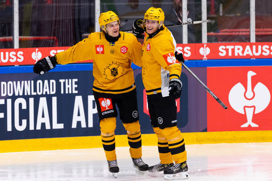 Måns Forsfjäll of Skellefteå celebrates scoring 2-2 with