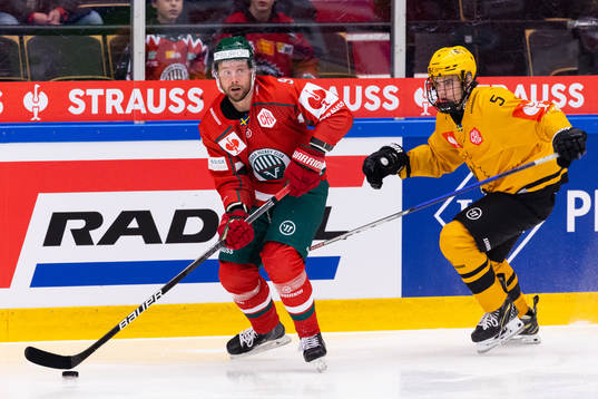 Jan Mursak of Frölunda and Axel Sandin-Pellikka of