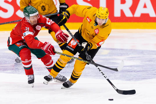 Nicklas Lasu of Frölunda and Pär Lindholm of Skellefteå