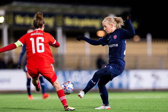 Lina Magull of Bayern and Mia Persson of Rosengård