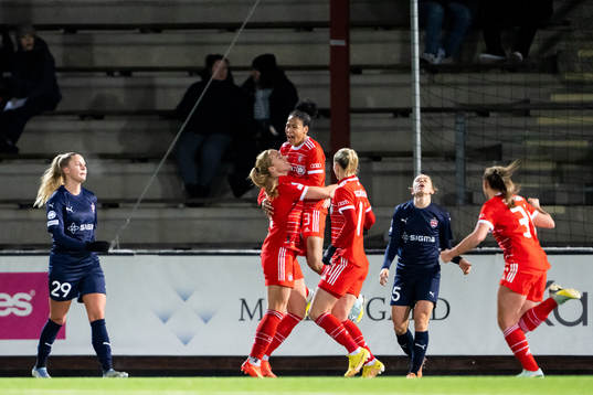 Tainara of Bayern celebrate with Glodis Viggosdottir and