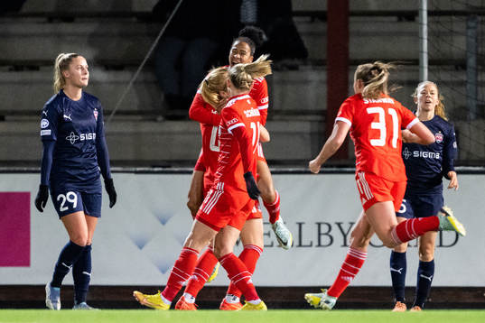 Tainara of Bayern celebrate with Glodis Viggosdottir and