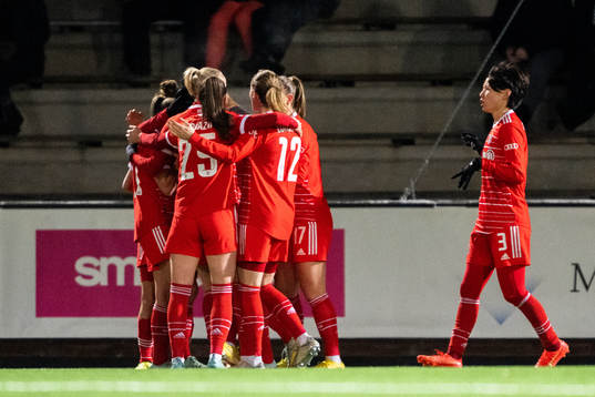 Tainara of Bayern celebrate teammates