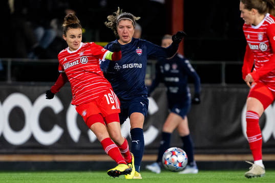 Lina Magull of Bayern and Loreta Kullashi of Rosengård