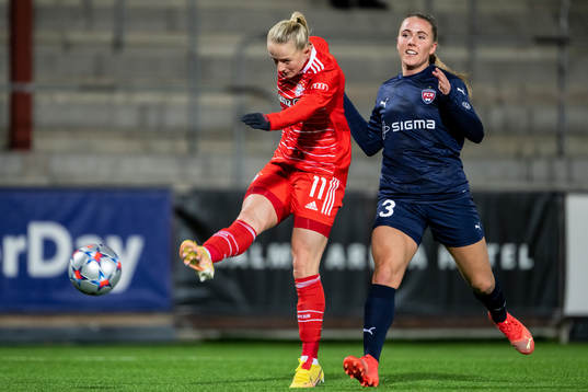 Lea Schuller of Bayern and Gudrun Arnardottir of Rosengård