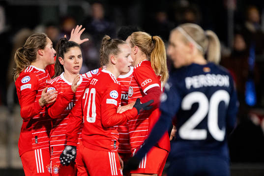 Sydney Lohmann of Bayern celebrate with teammates